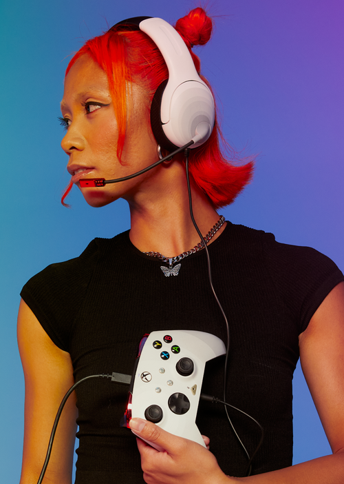 A women looking at the side while holding the controller 